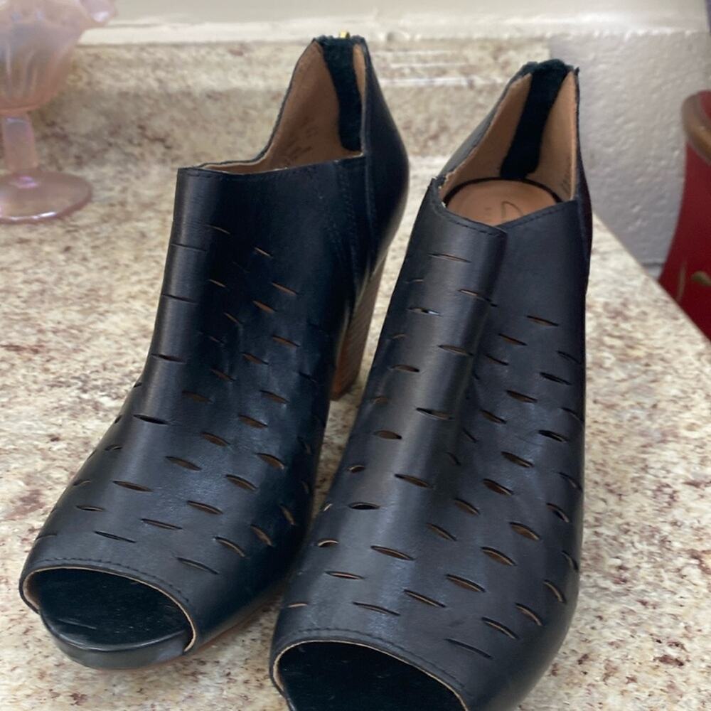 Clarks women’s 8 black leather lazer cut open toe heeled shoes